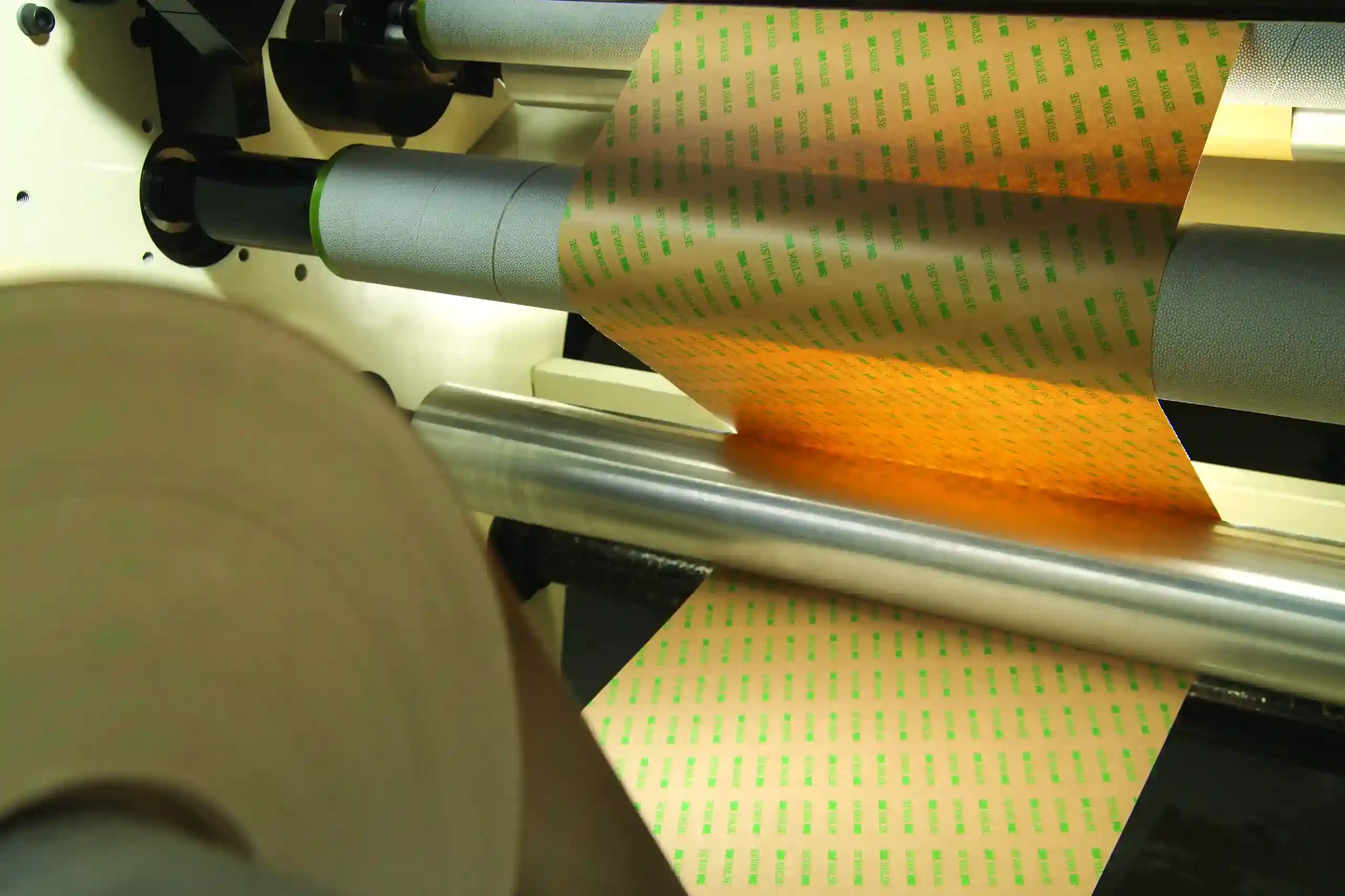 3M™ 양면 전사 테이프 9472LE, 투명, 1372 mm x 55 m thumbnail 5